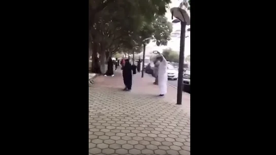 Dos jóvenes bailando en Arabia Saudí Dos jóvenes bailando en Arabia Saudí