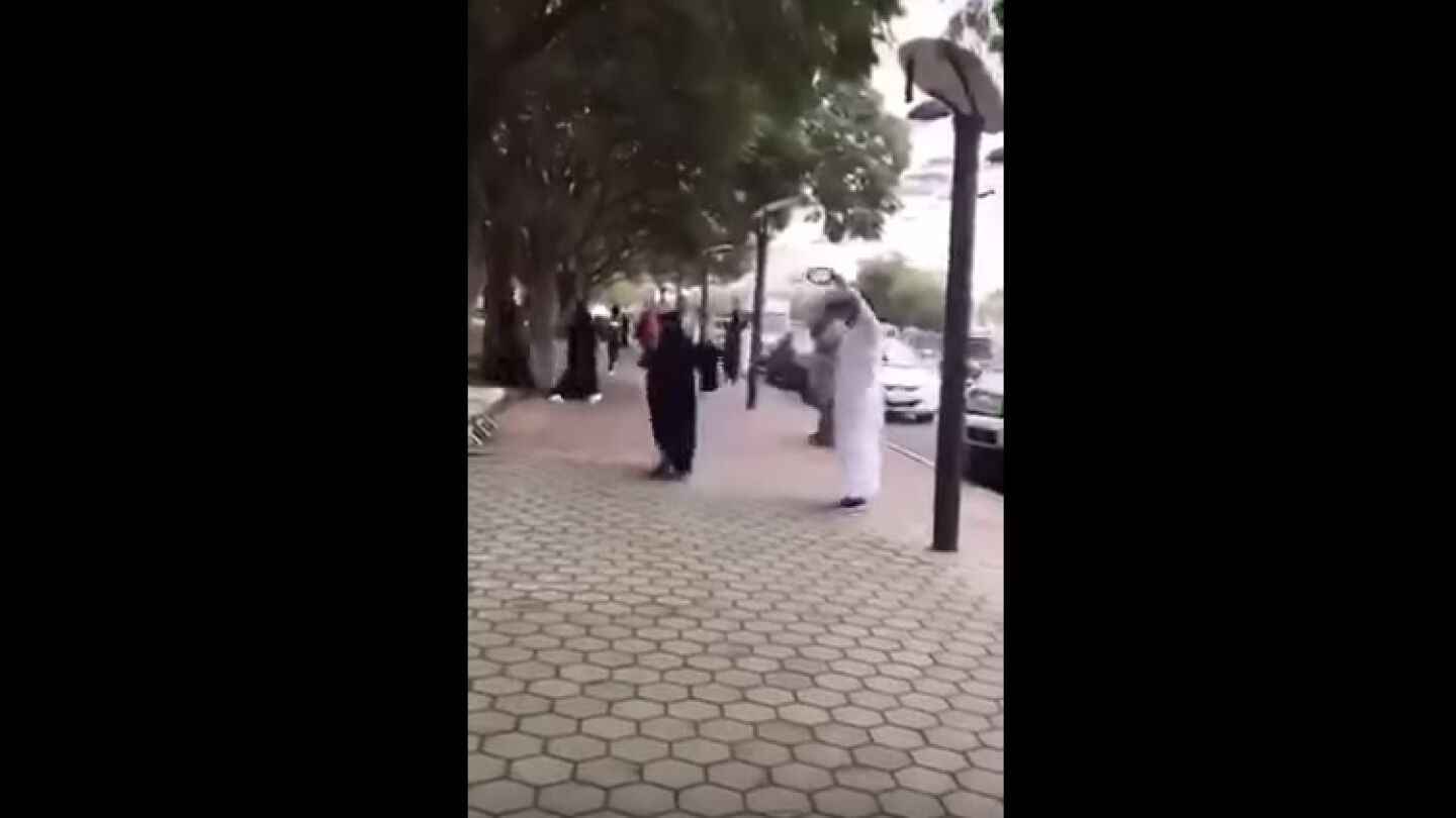 Dos j&oacute;venes bailando en Arabia Saud&iacute;
