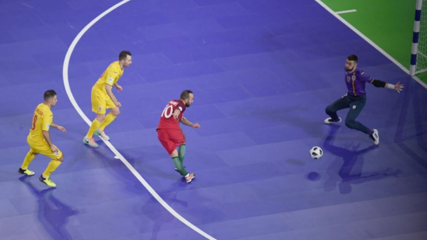 Ricardinho anota de rabona ante Ruman&iacute;a en el Europeo de F&uacute;tbol Sala