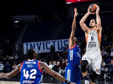 Alberto Abalde trata de anotar una canasta ante el Anadolu Alberto Abalde trata de anotar una canasta ante el Anadolu