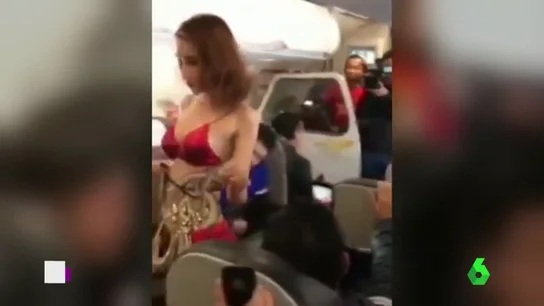 Revuelo en Vietnam: una aerolínea obliga a sus azafatas a trabajar en ropa interior para animar a su selección sub-23 Revuelo en Vietnam: una aerolínea obliga a sus azafatas a trabajar en ropa interior para animar a su selección sub-23