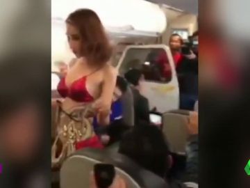 Revuelo en Vietnam: una aerolínea obliga a sus azafatas a trabajar en ropa interior para animar a su selección sub-23 Revuelo en Vietnam: una aerolínea obliga a sus azafatas a trabajar en ropa interior para animar a su selección sub-23