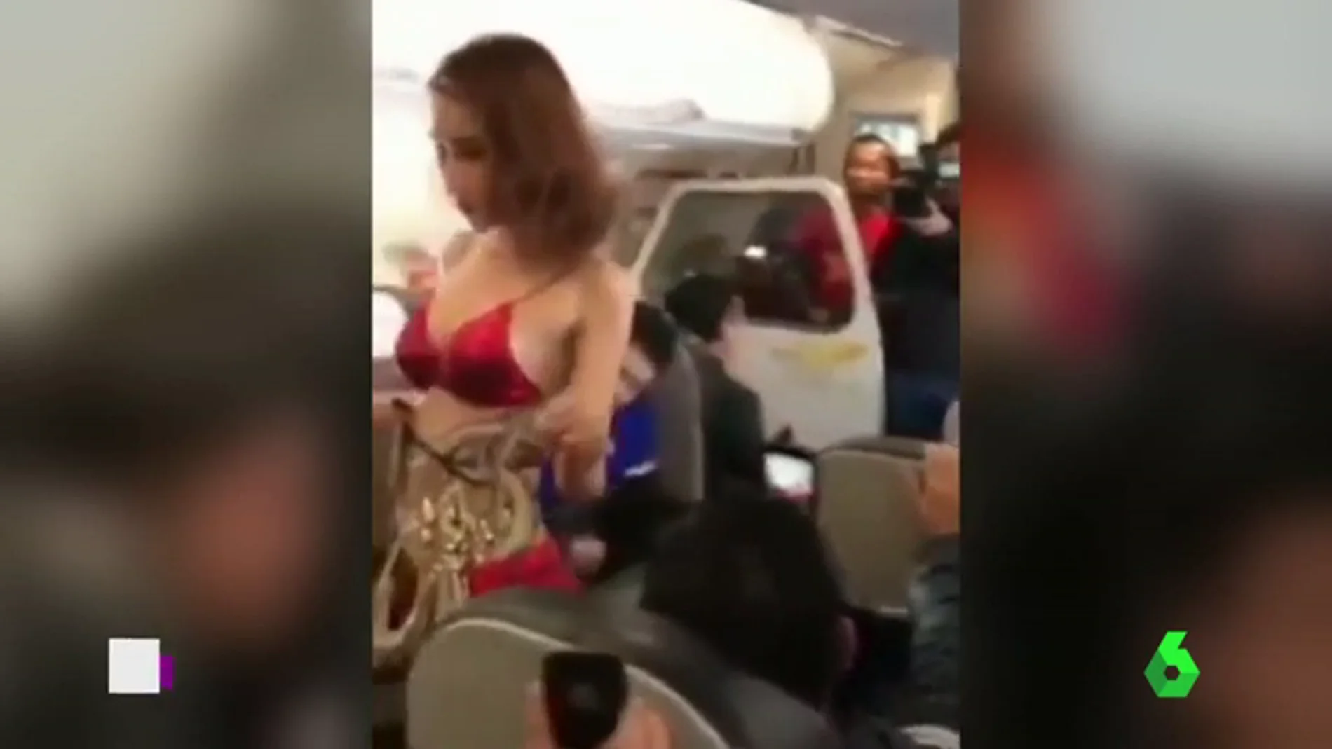 Revuelo en Vietnam: una aerolínea obliga a sus azafatas a trabajar en ropa interior para animar a su selección sub-23