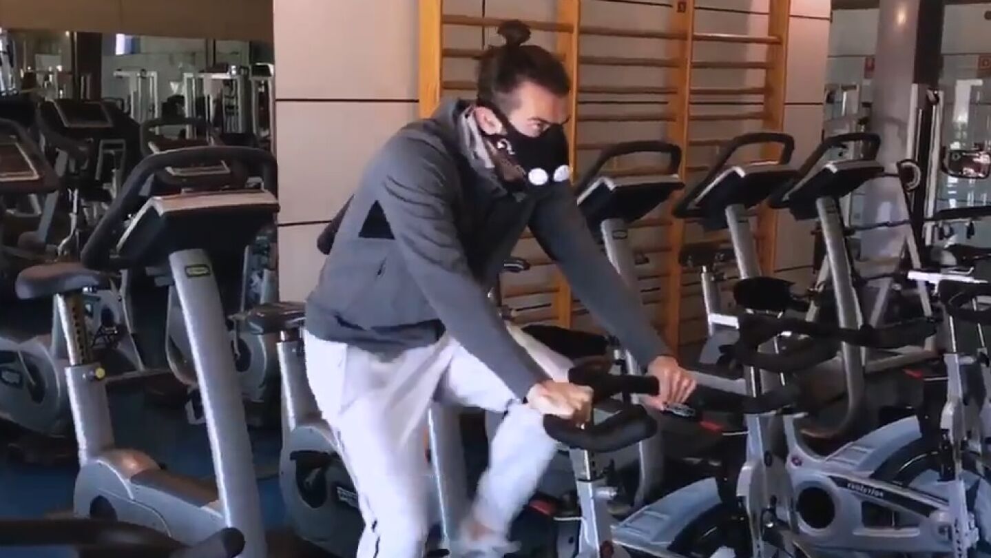 Gareth Bale entrena con su m&aacute;scara de altura