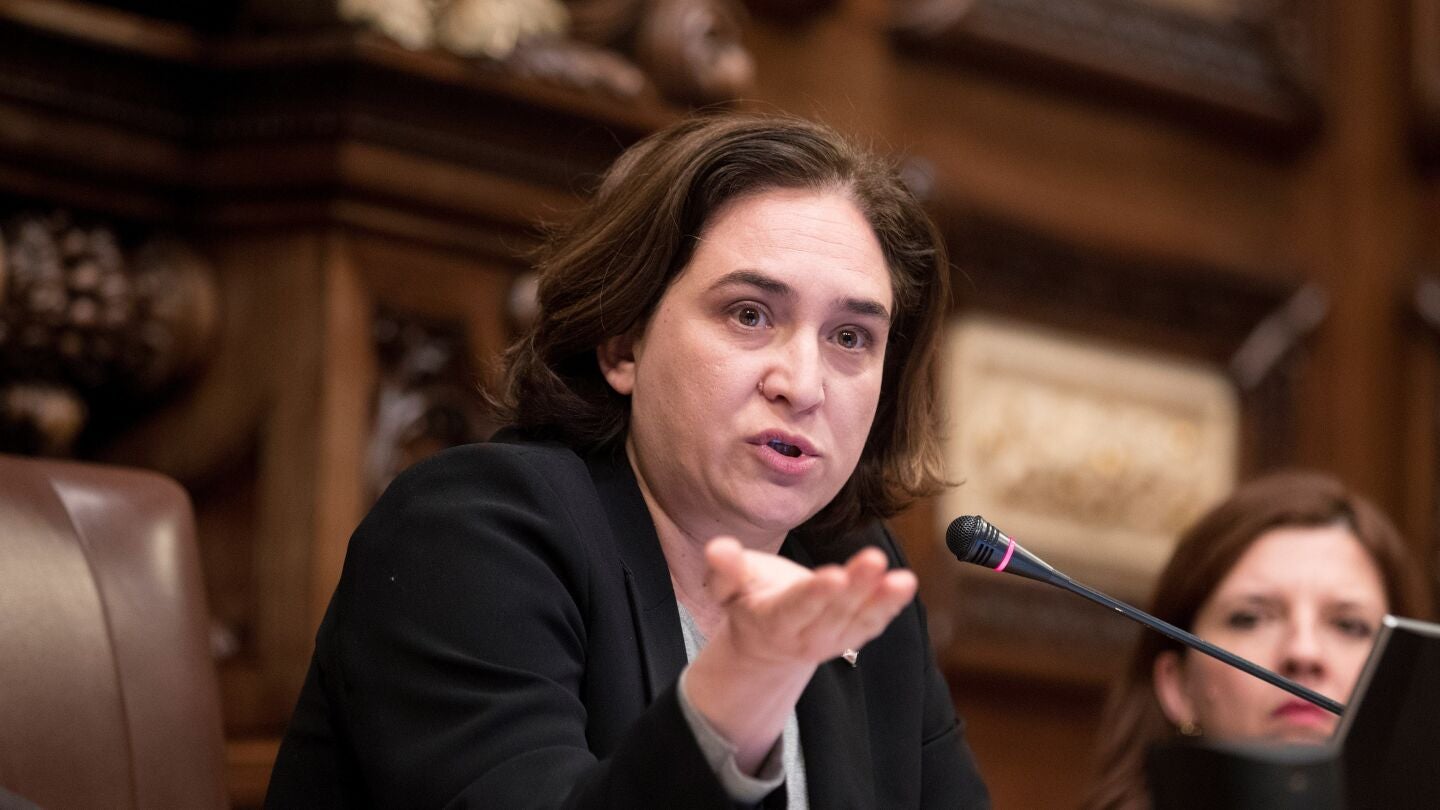 La alcaldesa de Barcelona, Ada Colau, durante el pleno extraordinario en el que ha perdido la moci&oacute;n de confianza que ha presentado