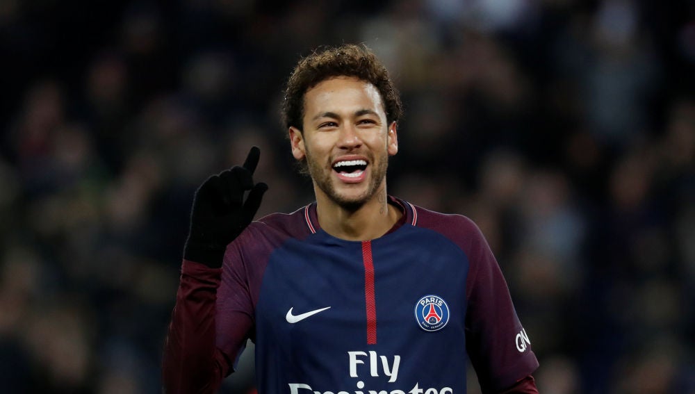 Neymar sonríe durante un partido con el PSG