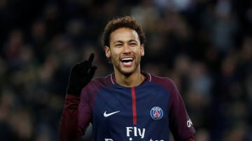 Neymar sonríe durante un partido con el PSG