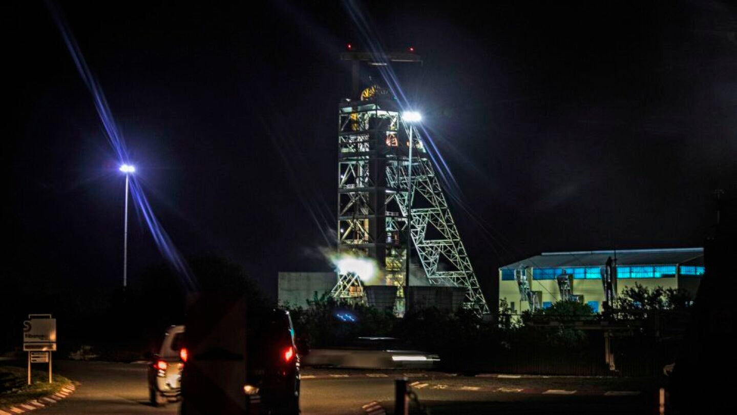 Imagen del exterior de una mina en la que casi 1.000 mineros han quedado atrapados en Sud&aacute;frica