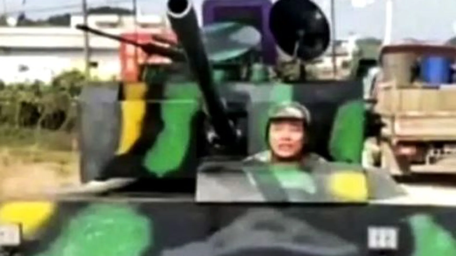 Ciudadano chino con su propio tanque