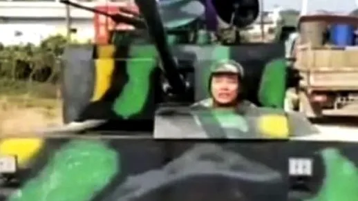 Ciudadano chino con su propio tanque