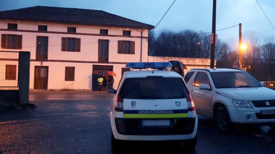 Coche de la Ertzaintza en el lugar en el que dos personas han sido encontradas muertas Coche de la Ertzaintza en el lugar en el que dos personas han sido encontradas muertas