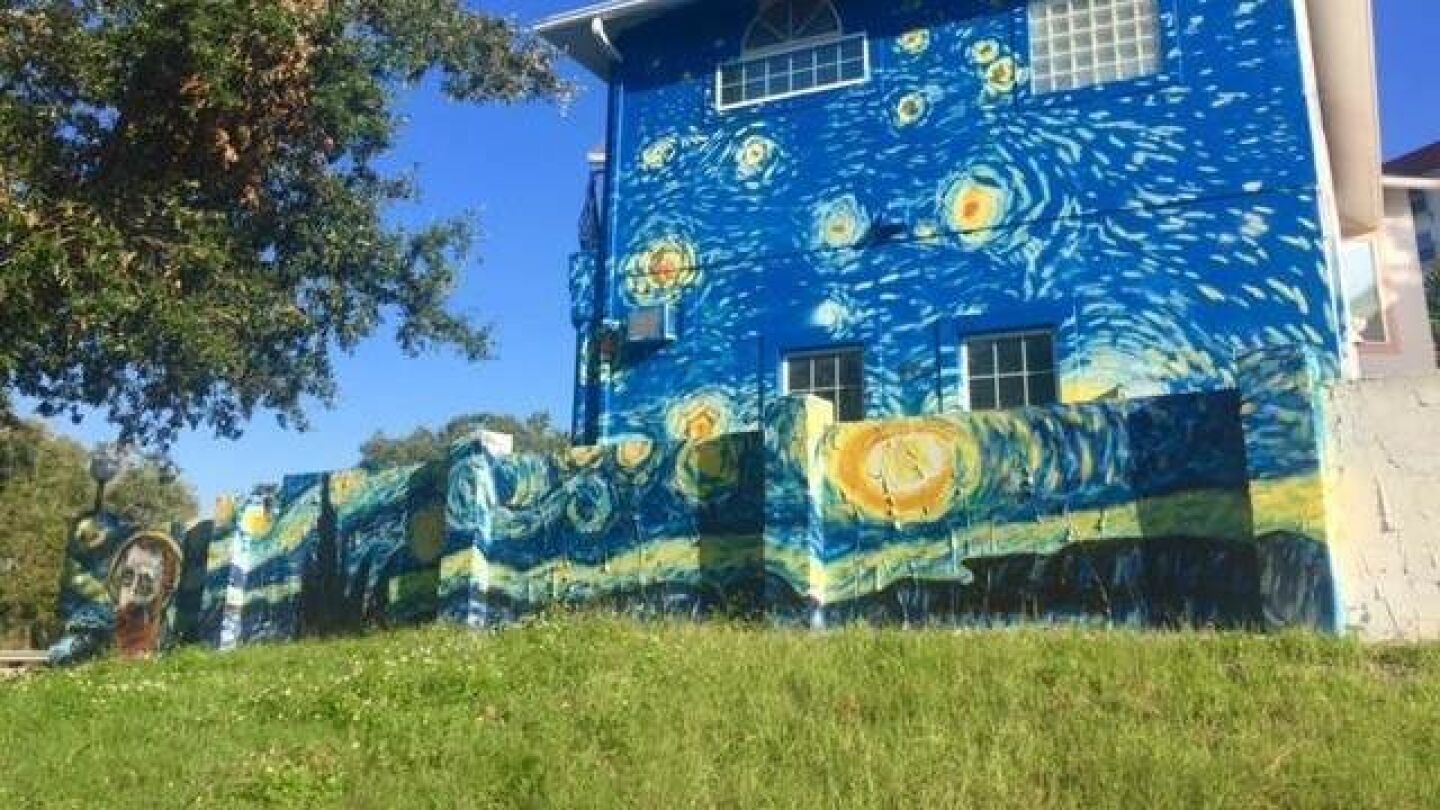 La casa con 'La Noche Estrellada' en su fachada