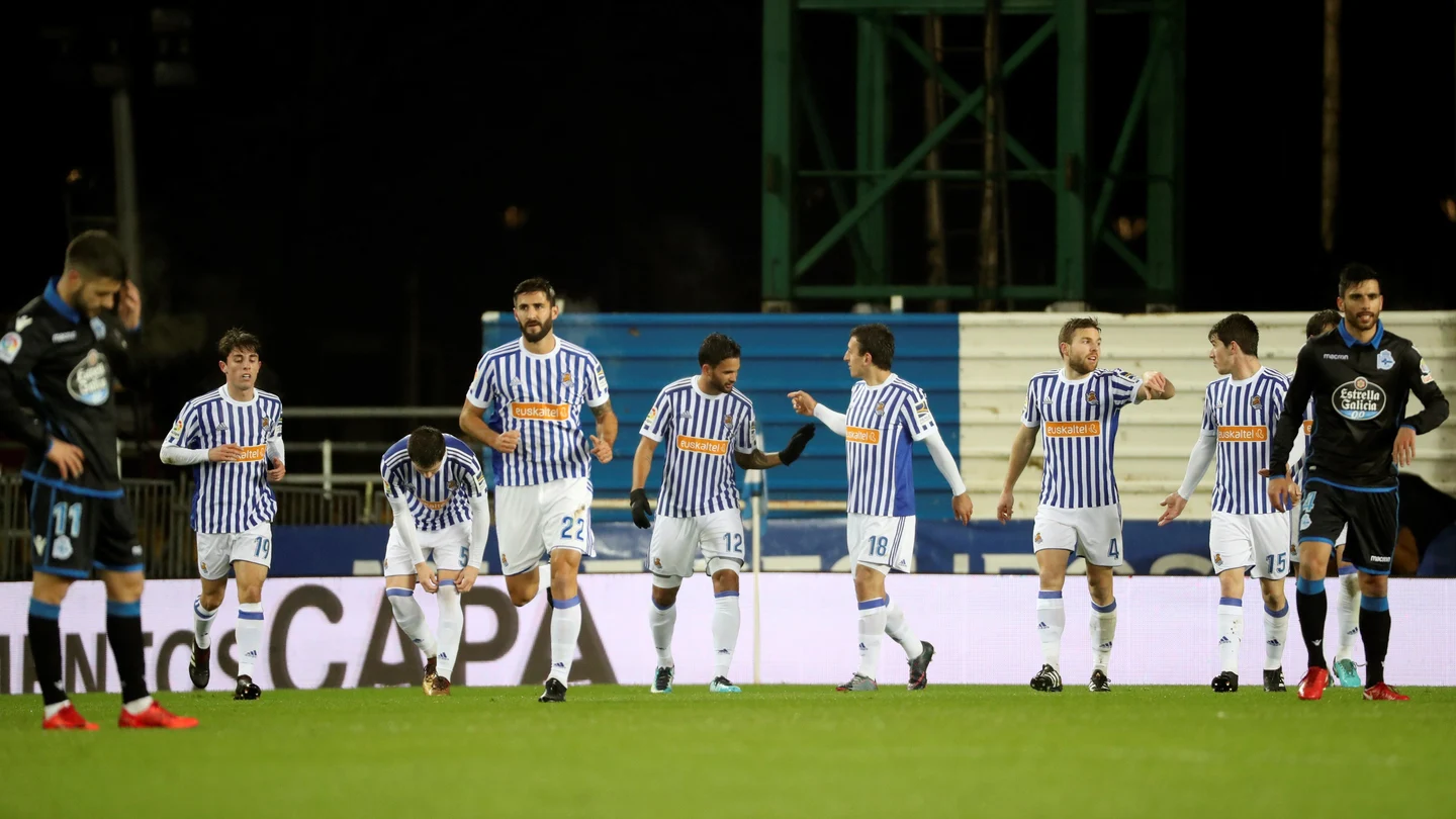 Los jugadores de la Real Sociedad celebran uno de los goles ante el Deportivo Los jugadores de la Real Sociedad celebran uno de los goles ante el Deportivo