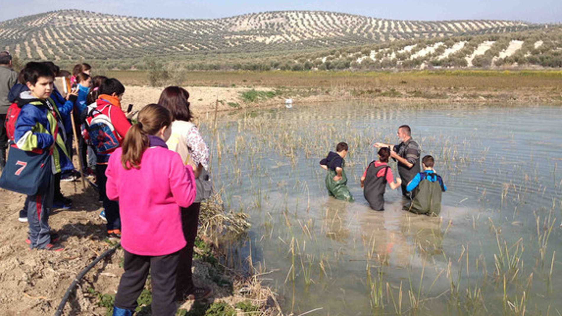 Uno de los investigadores, durante una visita guiada a la laguna de Garcíez (Torredelcampo, Jaén).