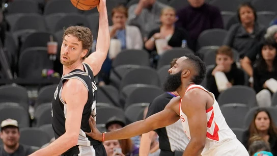 James Harden defiende a Pau Gasol James Harden defiende a Pau Gasol