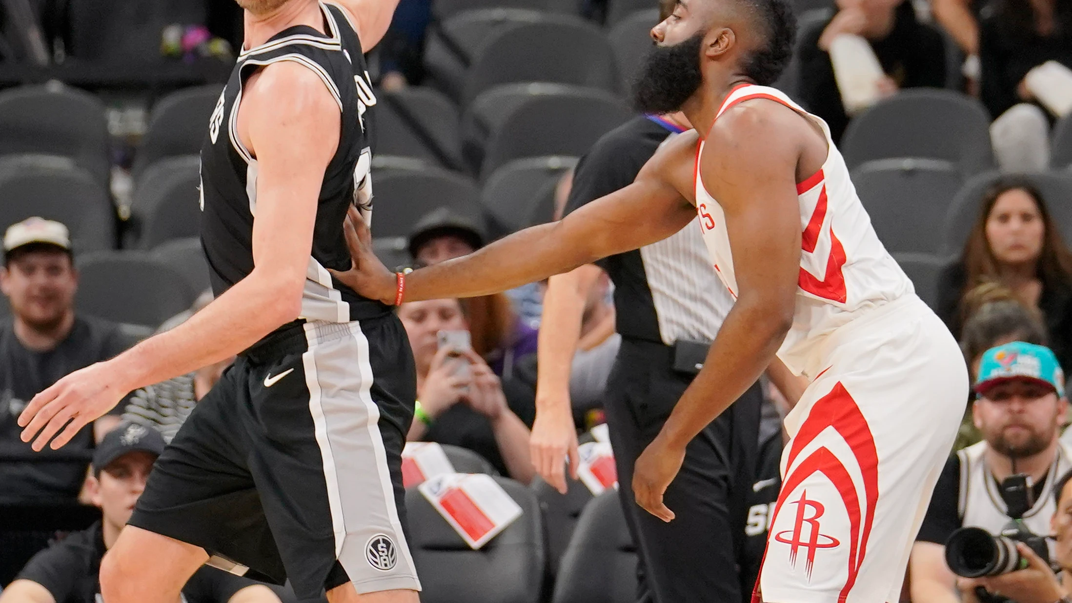 James Harden defiende a Pau Gasol
