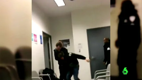 Un momento del forcejeó Un momento del forcejeó