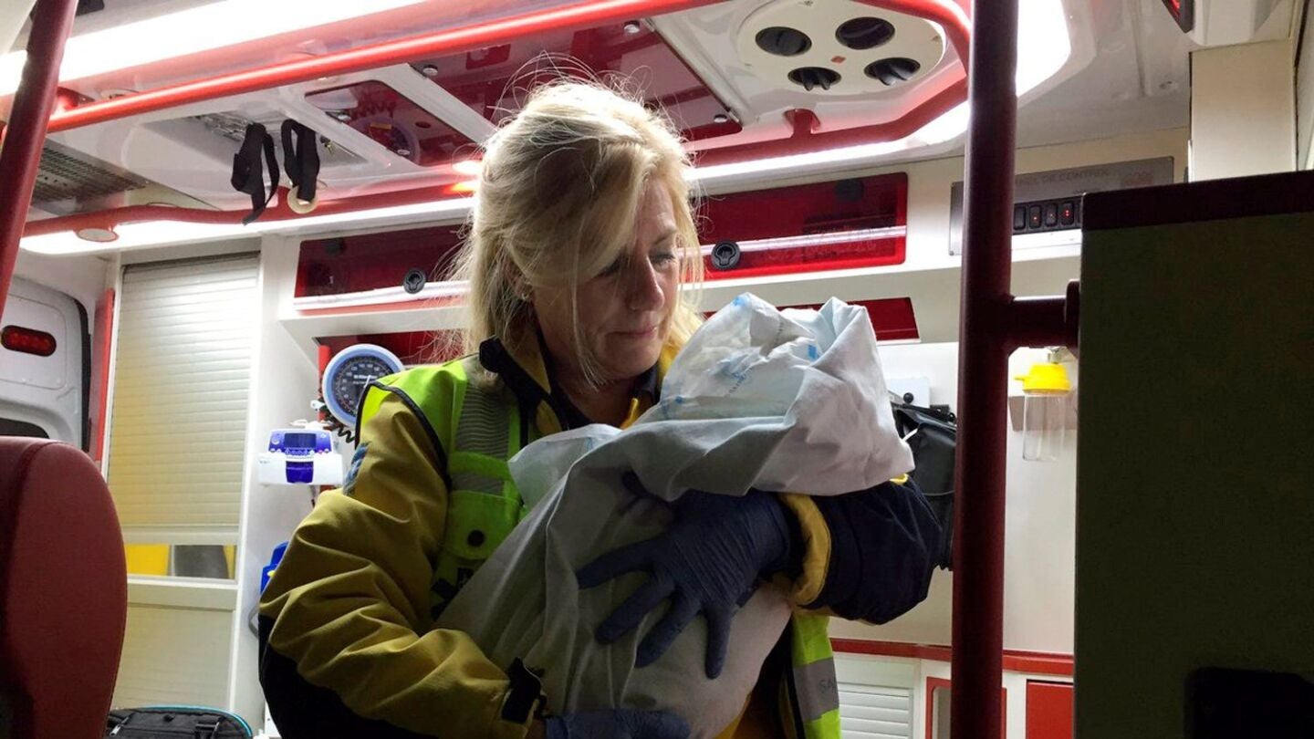 AMUR atendiendo al beb&eacute; de tres d&iacute;as que fue abandonado por una mujer de 21 a&ntilde;os en la puerta de una parroquia