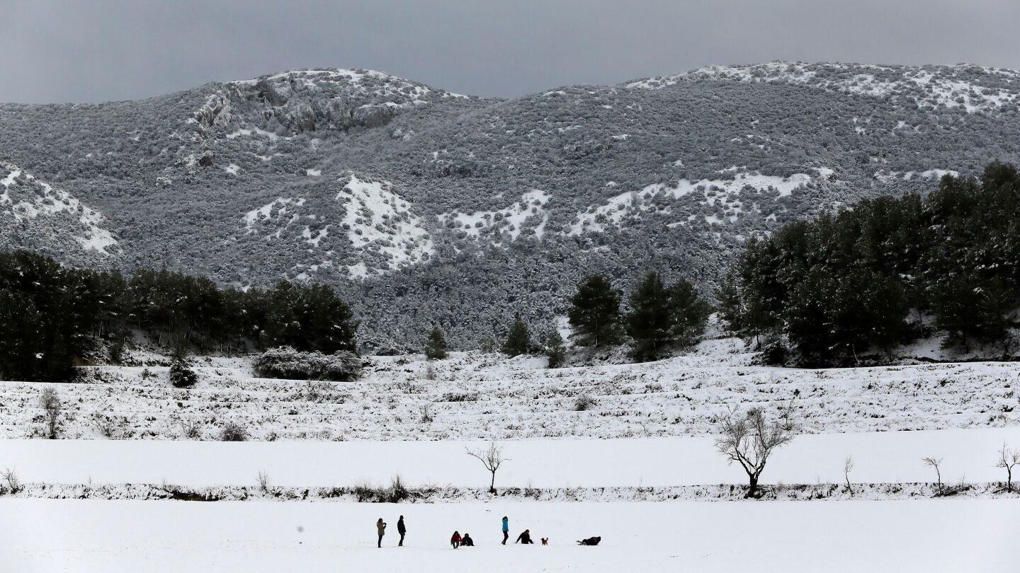 La carretera que une Bayeres con Bocairente tras la intensa nevada ca&iacute;da