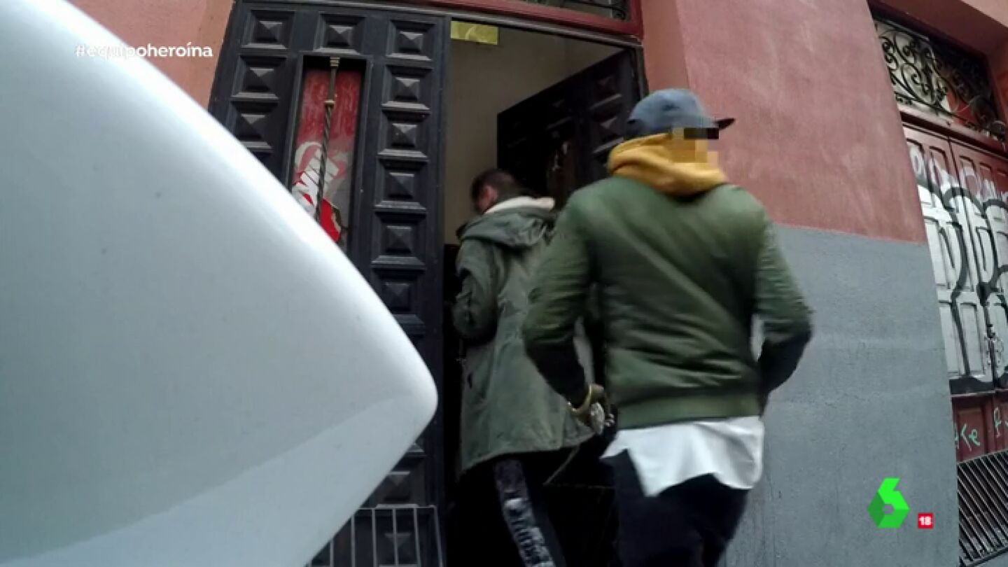 Dos personas entrando a un narcopiso en Lavapies