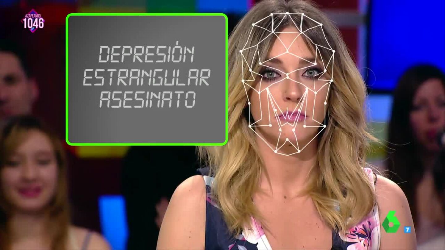 Anna Simon se somente a una examen facial 