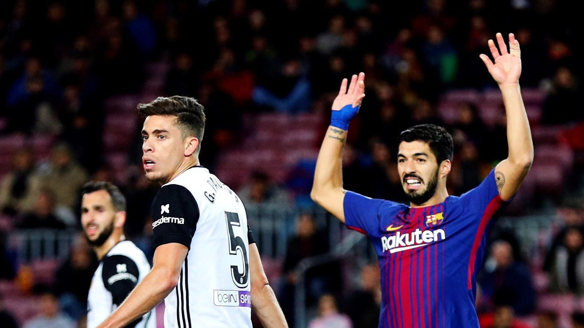 Gabriel Paulista junto a Luis Suárez en el Camp Nou