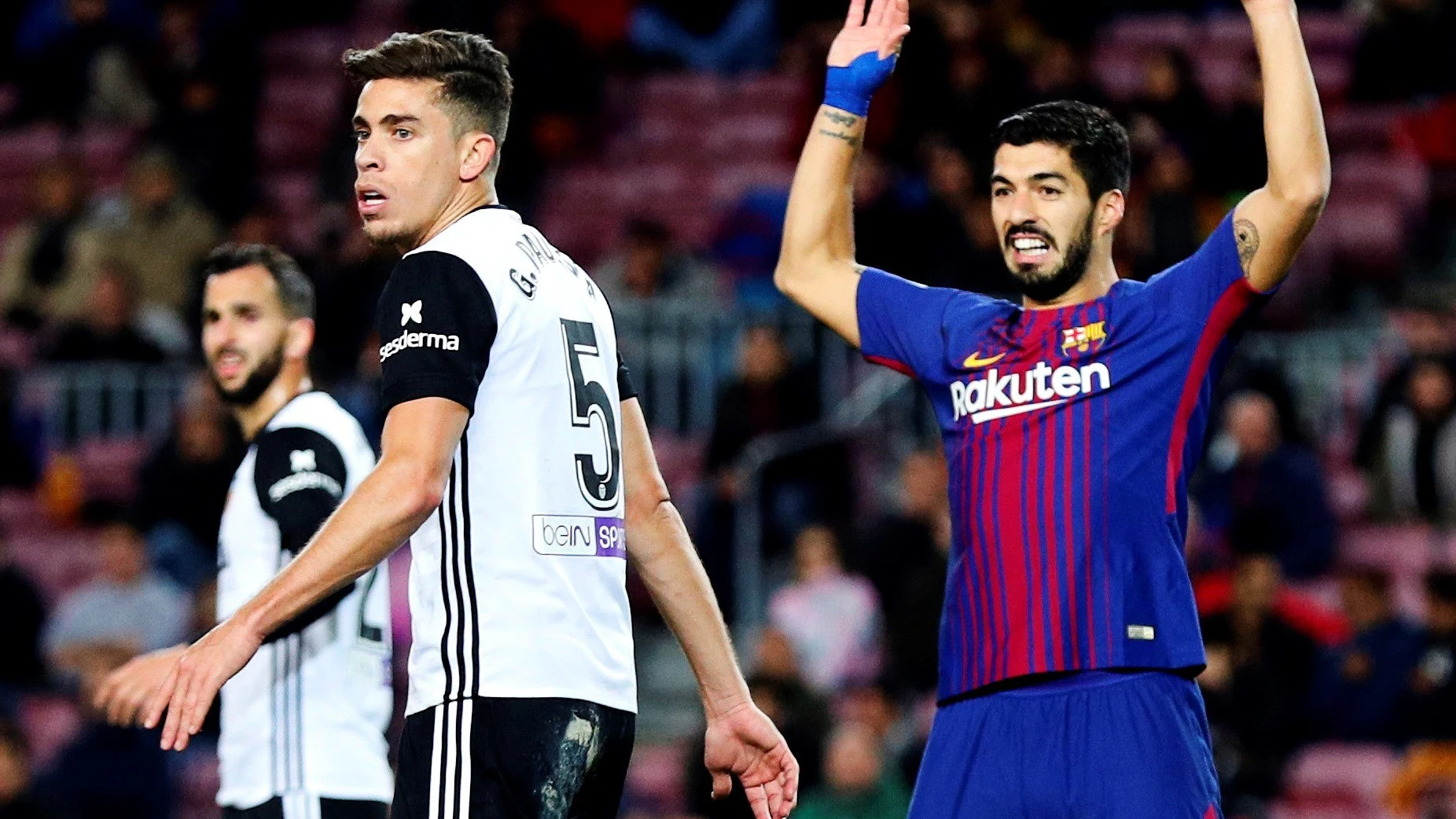 Gabriel Paulista junto a Luis Suárez en el Camp Nou
