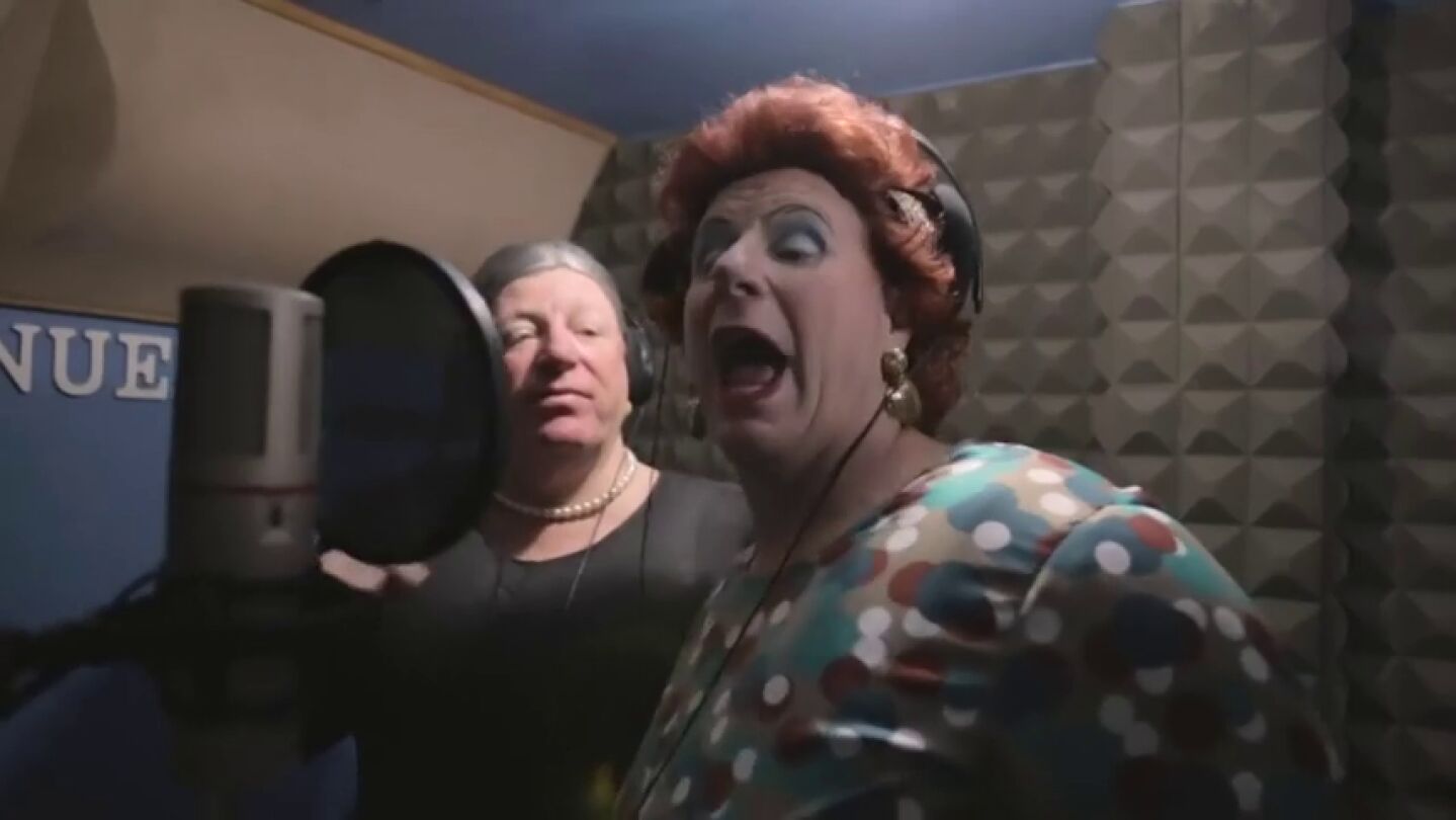Los Morancos denuncian la brecha salarial en su nuevo videoclip: "El presidente se tanga"