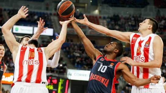 Rodrigue Beaubois intenta capturar el balón ante los jugadores del Estrella Roja Rodrigue Beaubois intenta capturar el balón ante los jugadores del Estrella Roja