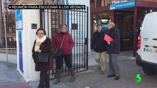 Los vecinos de Colonia Banesto salen de la reunión Los vecinos de Colonia Banesto salen de la reunión