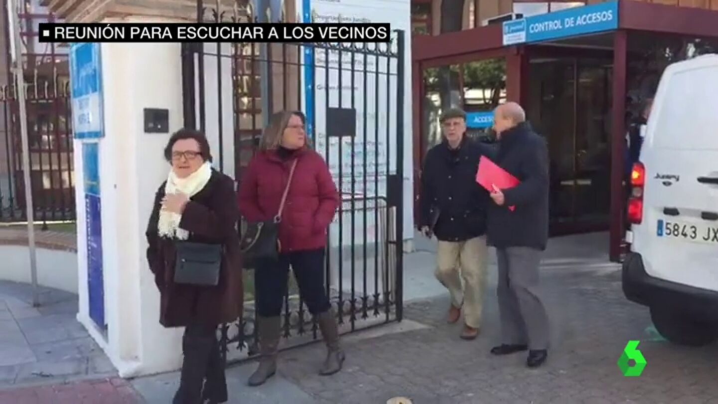 Los vecinos de Colonia Banesto salen de la reuni&oacute;n 