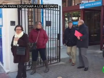 Los vecinos de Colonia Banesto salen de la reunión Los vecinos de Colonia Banesto salen de la reunión