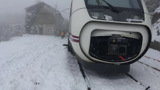 La nevada obliga a detener un tren en Álava La nevada obliga a detener un tren en Álava