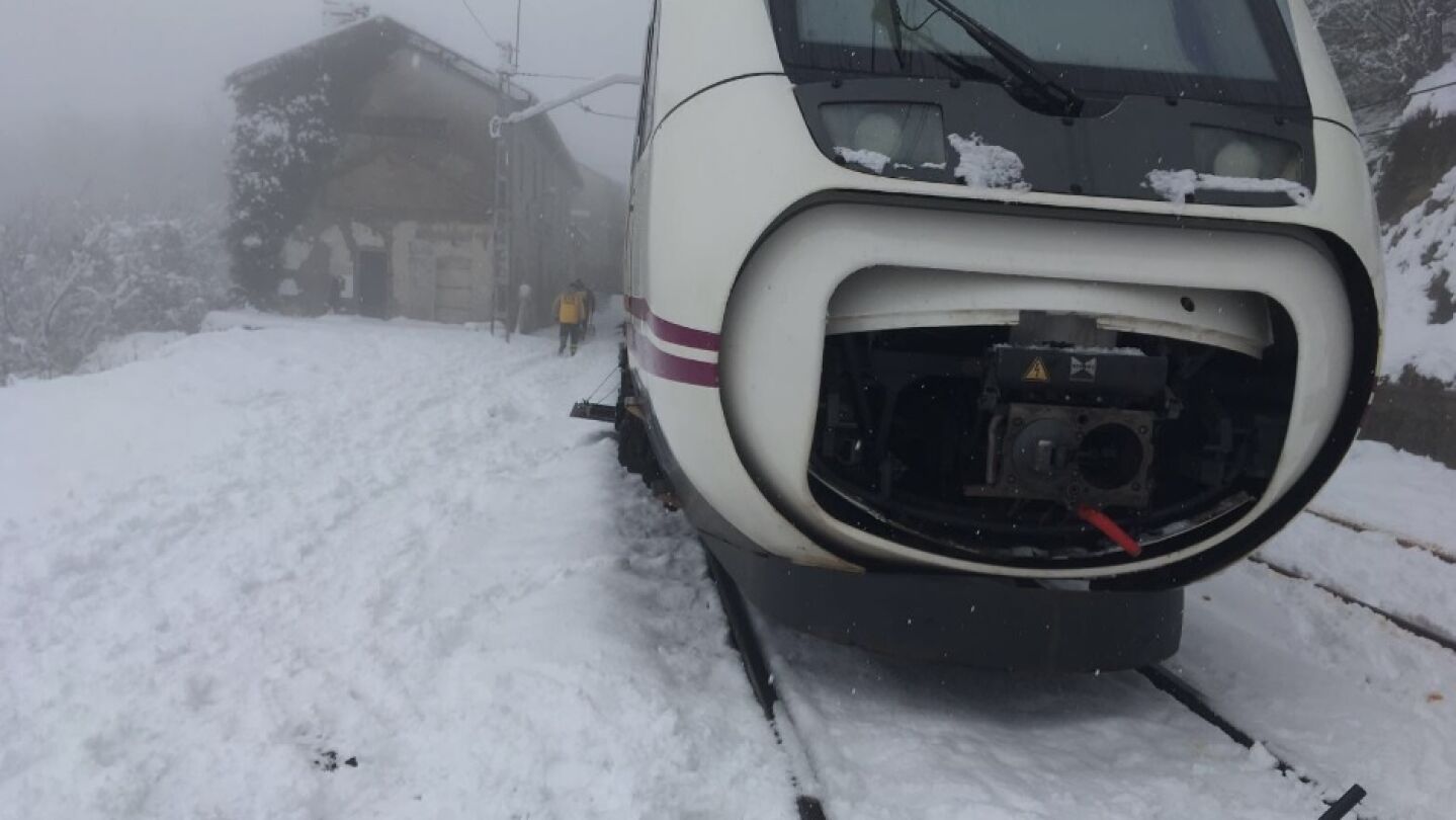 La nevada obliga a detener un tren en &Aacute;lava