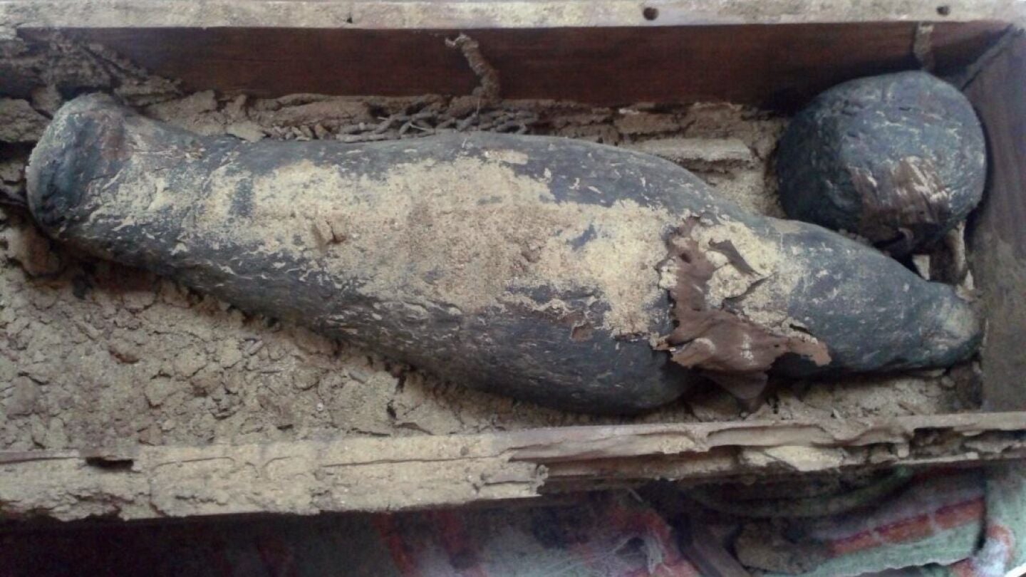 Ata&uacute;d encontrado al sur de las pir&aacute;mides de Guiza