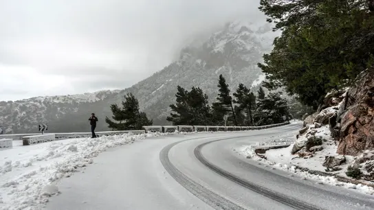 La nieve caída cubre una de las carreteras de Soller La nieve caída cubre una de las carreteras de Soller