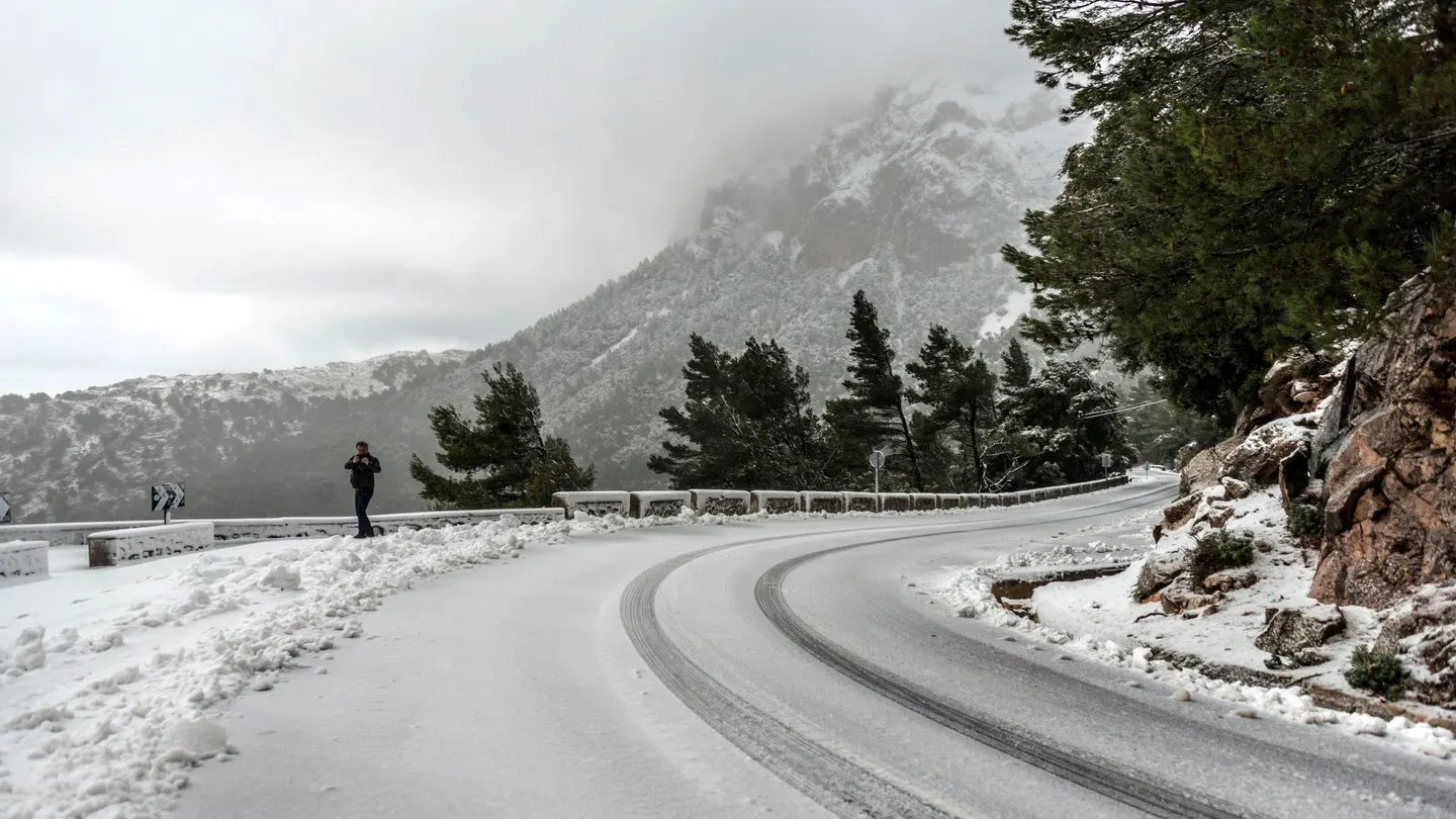 La nieve caída cubre una de las carreteras de Soller La nieve caída cubre una de las carreteras de Soller