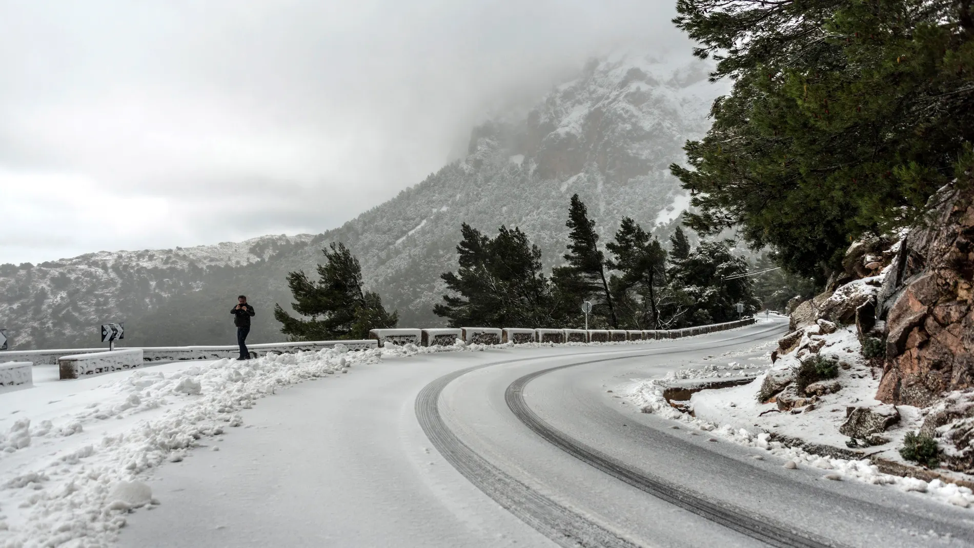 La nieve caída cubre una de las carreteras de Soller