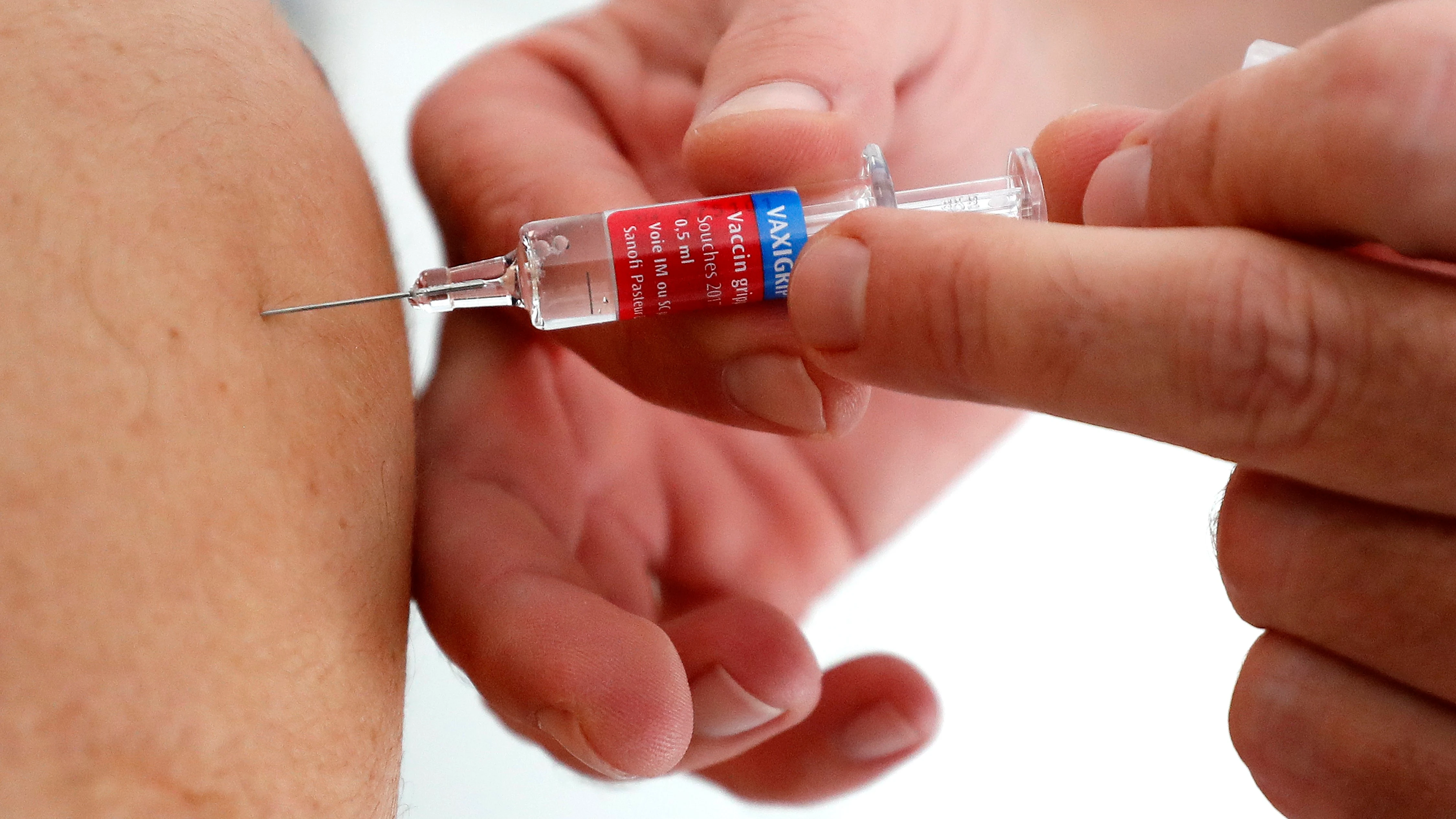 Una persona recibe una vacuna contra la gripe Una persona recibe una vacuna contra la gripe