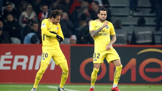 Neymar y Alves celebrando un gol