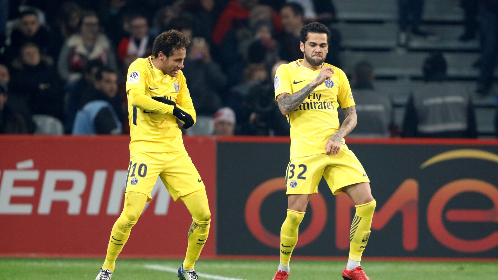 Neymar y Alves celebrando un gol