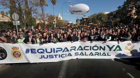 Manifestación convocada por JUSAPOL en Sevilla para reivindicar la equiparación salarial entre los cuerpos de seguridad del Estado Manifestación convocada por JUSAPOL en Sevilla para reivindicar la equiparación salarial entre los cuerpos de seguridad del Estado