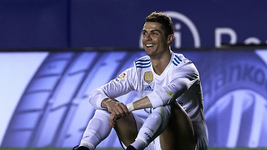 Cristiano sonríe irónicamente Cristiano sonríe irónicamente