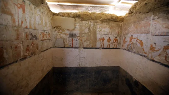 Hallan la tumba de una alta funcionaria del Imperio Antiguo faraónico junto a las pirámides Hallan la tumba de una alta funcionaria del Imperio Antiguo faraónico junto a las pirámides