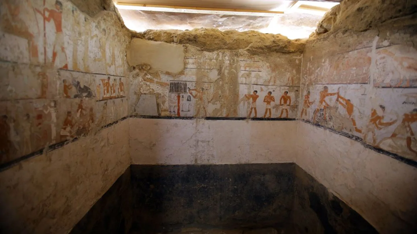Hallan la tumba de una alta funcionaria del Imperio Antiguo faraónico junto a las pirámides Hallan la tumba de una alta funcionaria del Imperio Antiguo faraónico junto a las pirámides