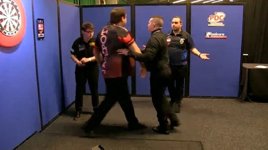 Adrian Lewis en el momento de empujar a José Justicia Adrian Lewis en el momento de empujar a José Justicia