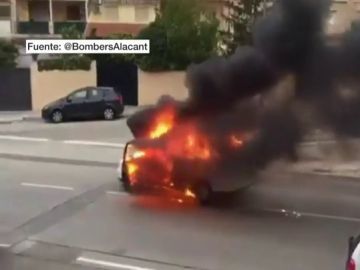 En cocentaina, Alicante, un coche incendia y desciende la calle en llamas En cocentaina, Alicante, un coche incendia y desciende la calle en llamas