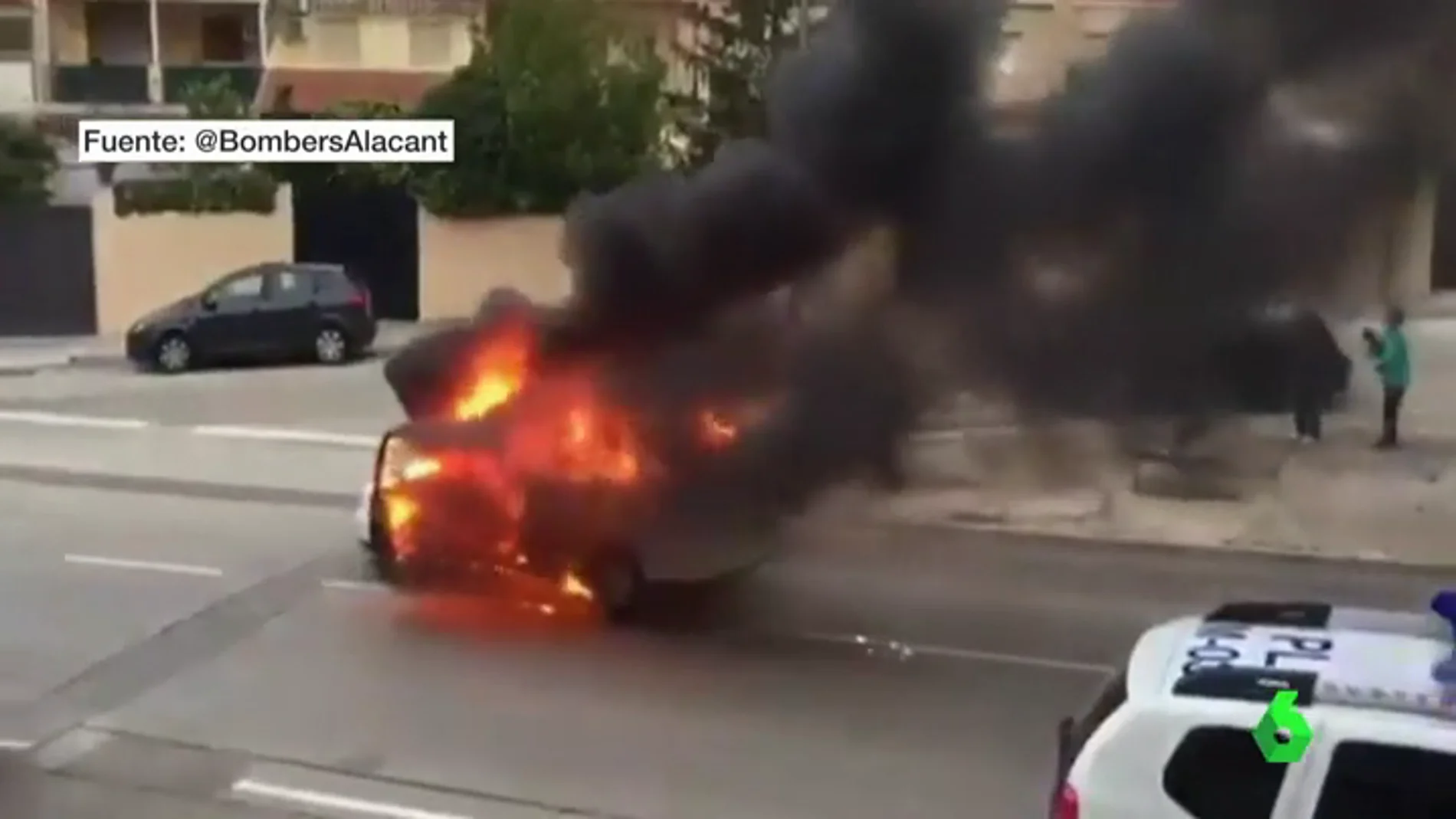 En cocentaina, Alicante, un coche incendia y desciende la calle en llamas