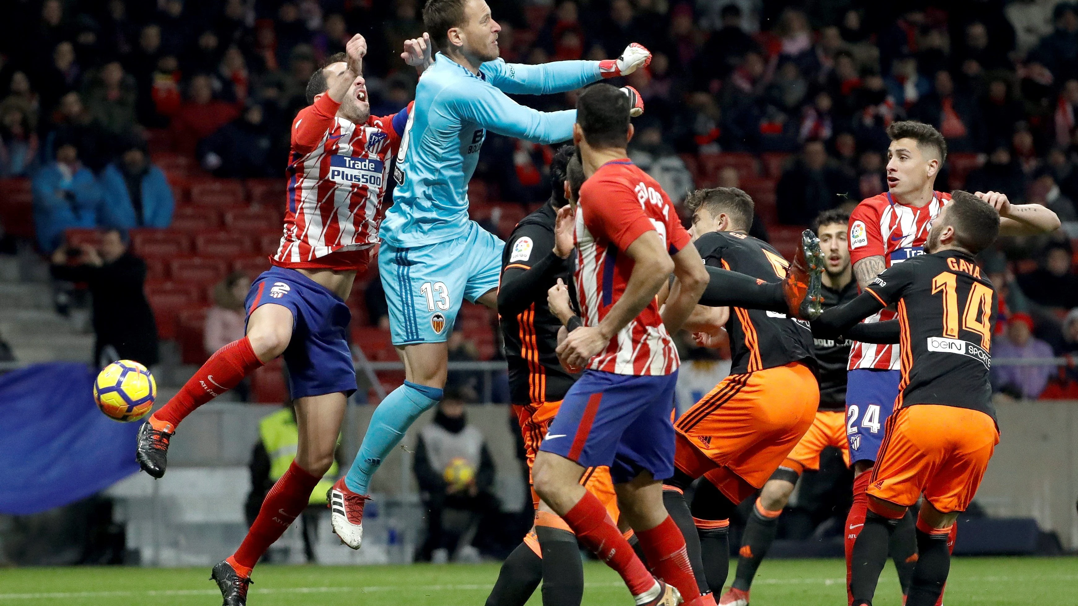 Diego Godín, en el momento de sufrir el golpe con Neto