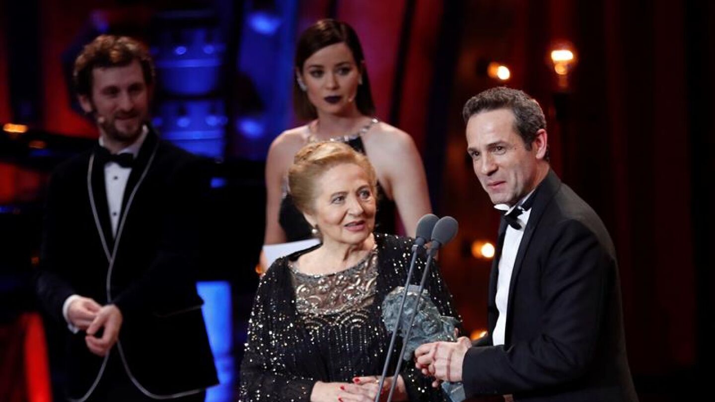 El actor y director Gustavo Salmer&oacute;n, junto a su madre Julita